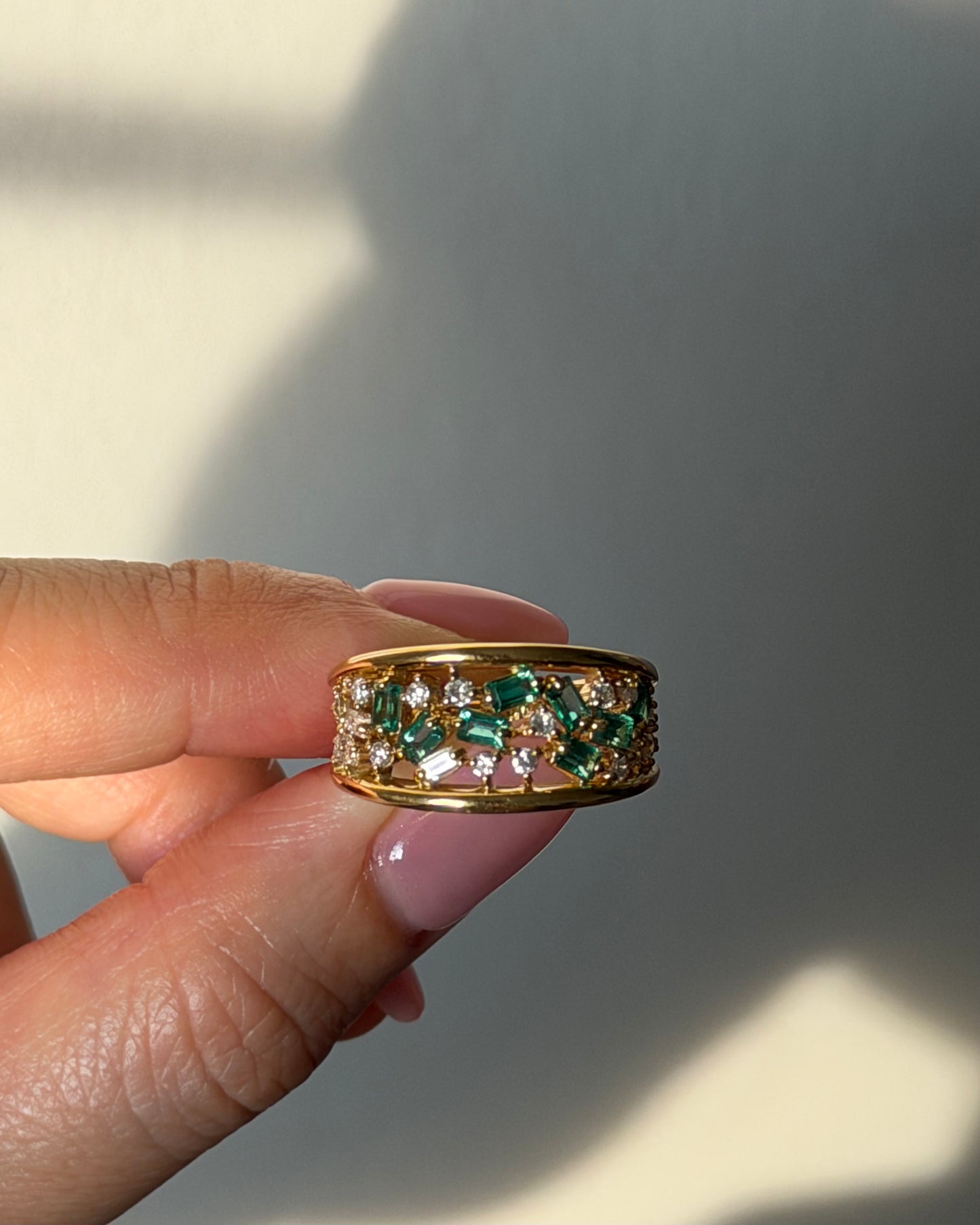 Vintage 18k Gold Emerald and Diamond Scattered Dome Ring