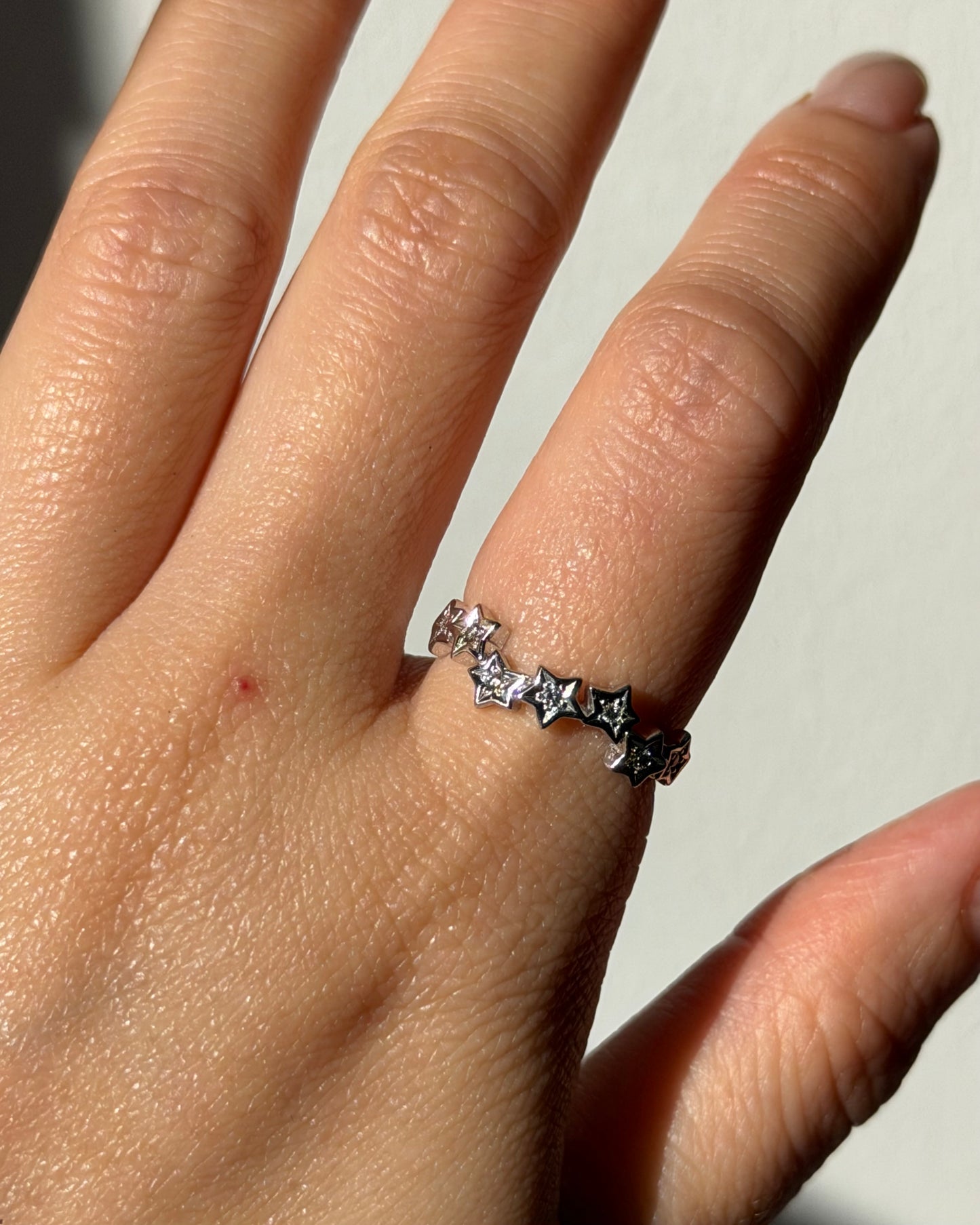 Modern Estate 18k White Gold Diamond Star Wavy Stacking Band