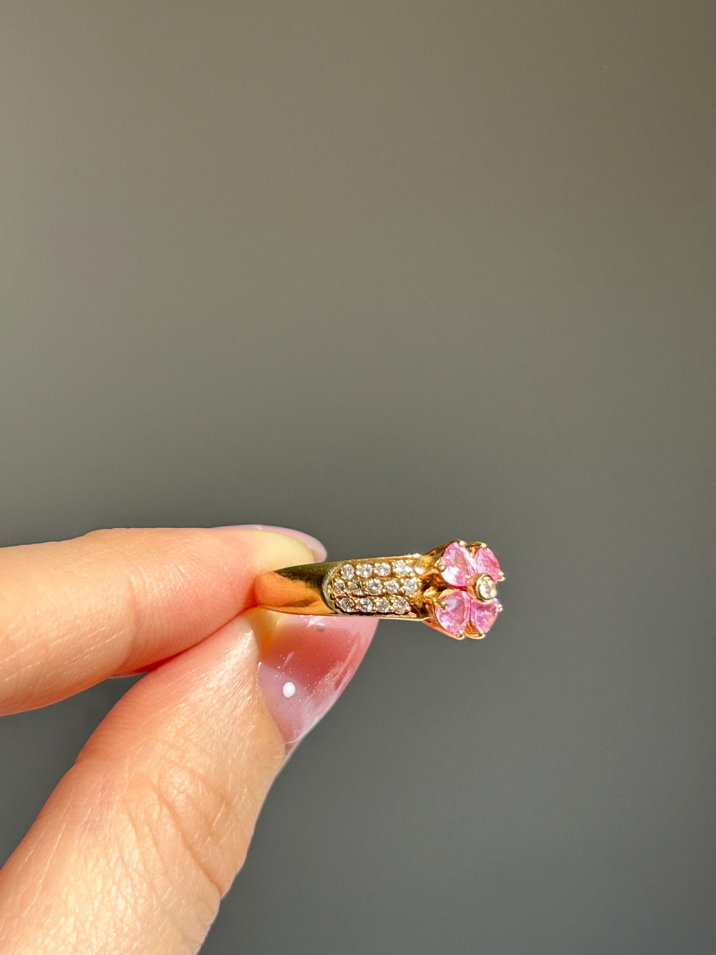 Vintage 18k Gold Pink Sapphire Heart-Leaf Clover Pave Diamond Ring