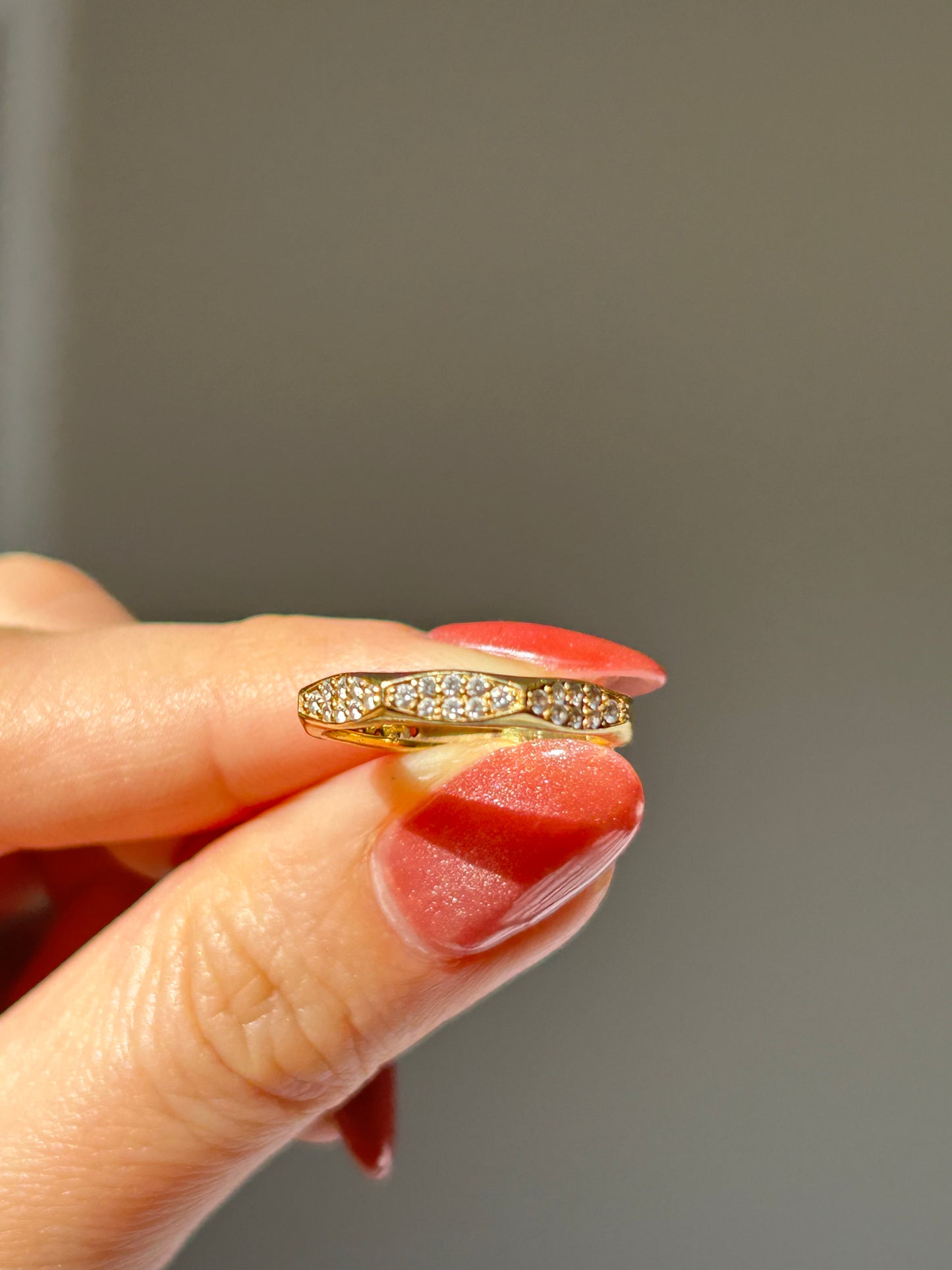 Vintage 18k Gold Diamond Scalloped Pattern Stacking Ring