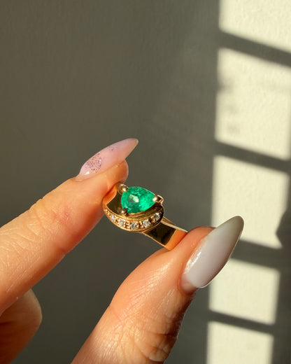 Vintage 18k Gold Floating Pear Cut Emerald Wavy Ring