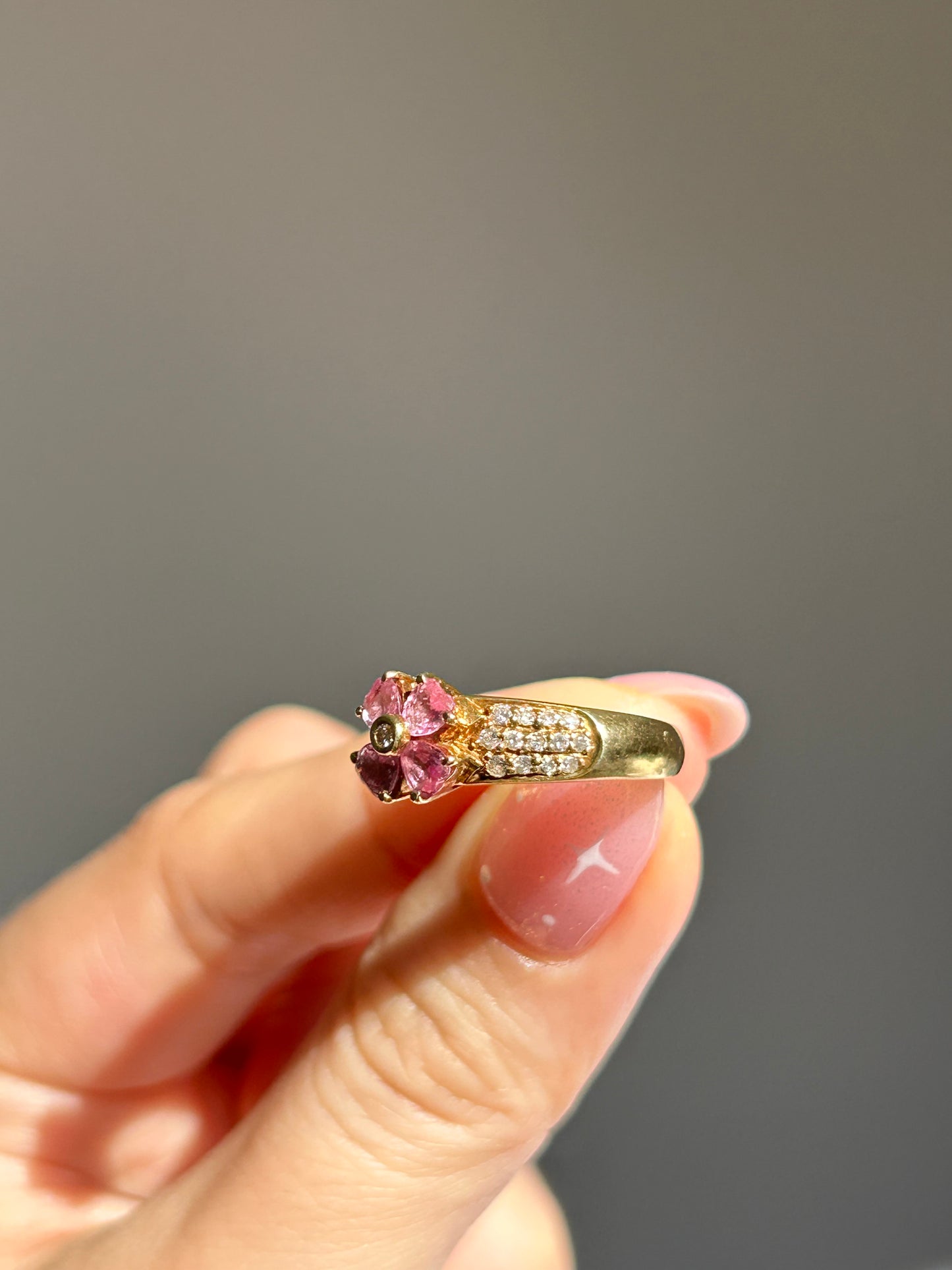 Vintage 18k Gold Pink Sapphire Heart-Leaf Clover Pave Diamond Ring