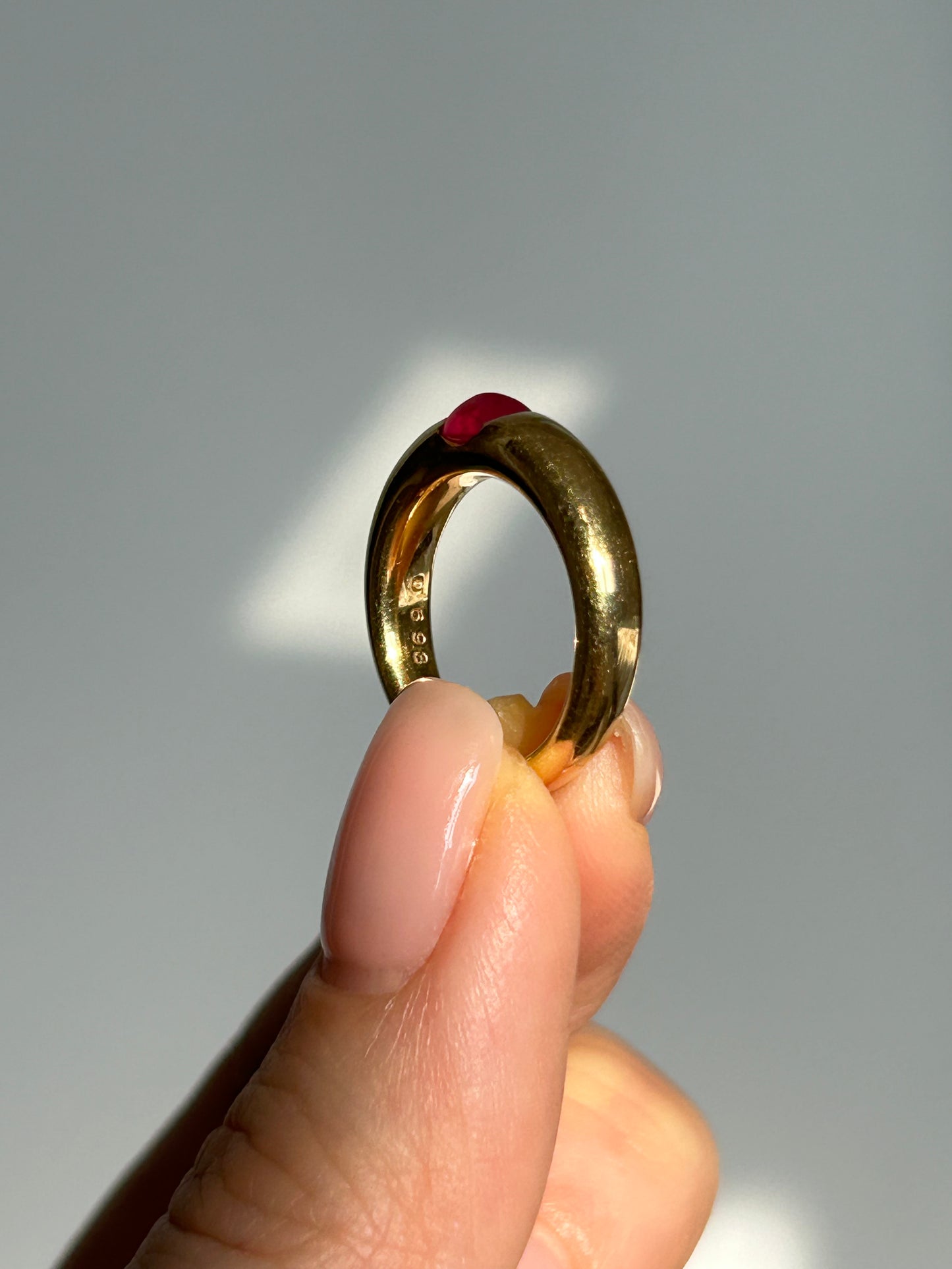 Vintage 18k Gold Ruby Cabochon Donut Ring