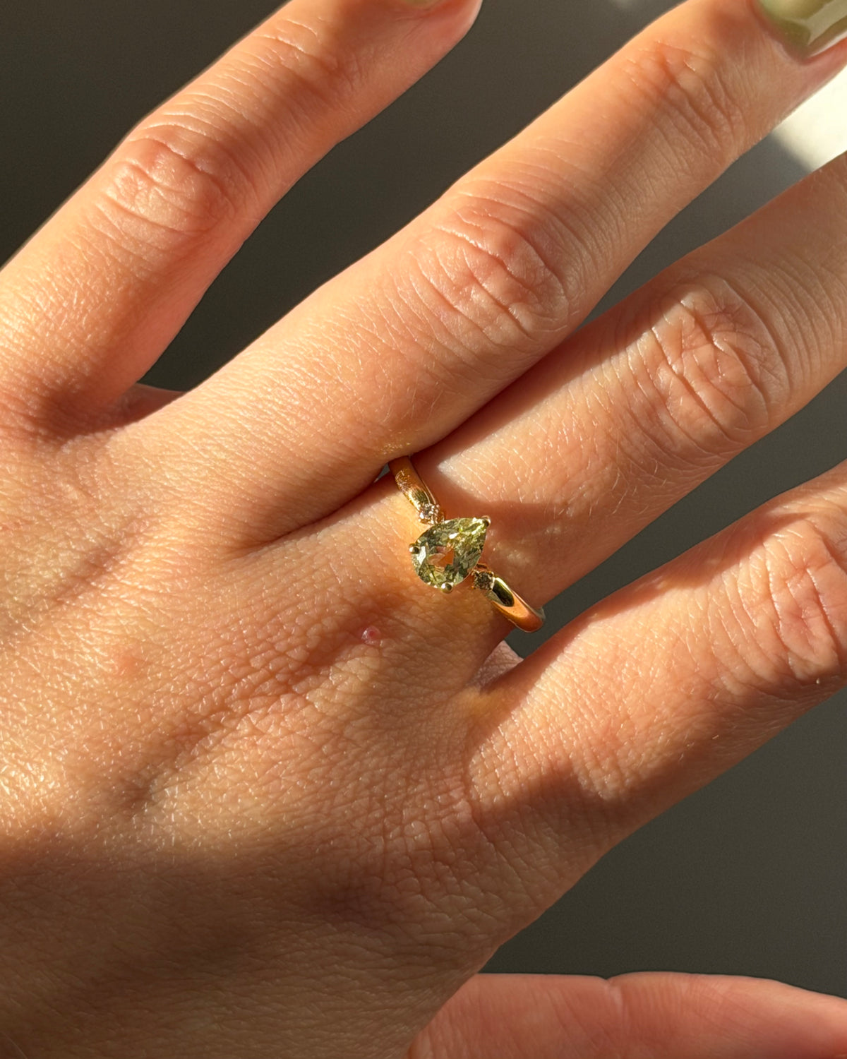 Vintage 18k Gold Pear Cut Peridot Stackable Ring