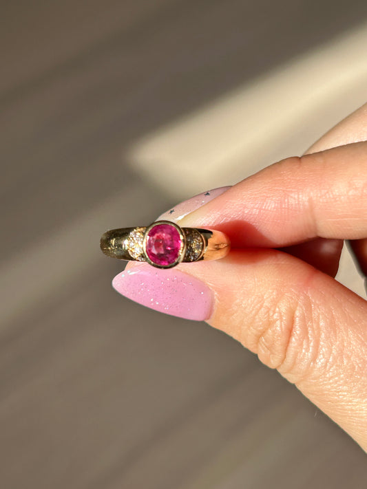 Vintage 18k Oval Ruby Bezel Set Ring: US Size 6