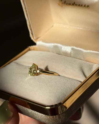 Vintage 18k Gold Pear Cut Peridot Stackable Ring