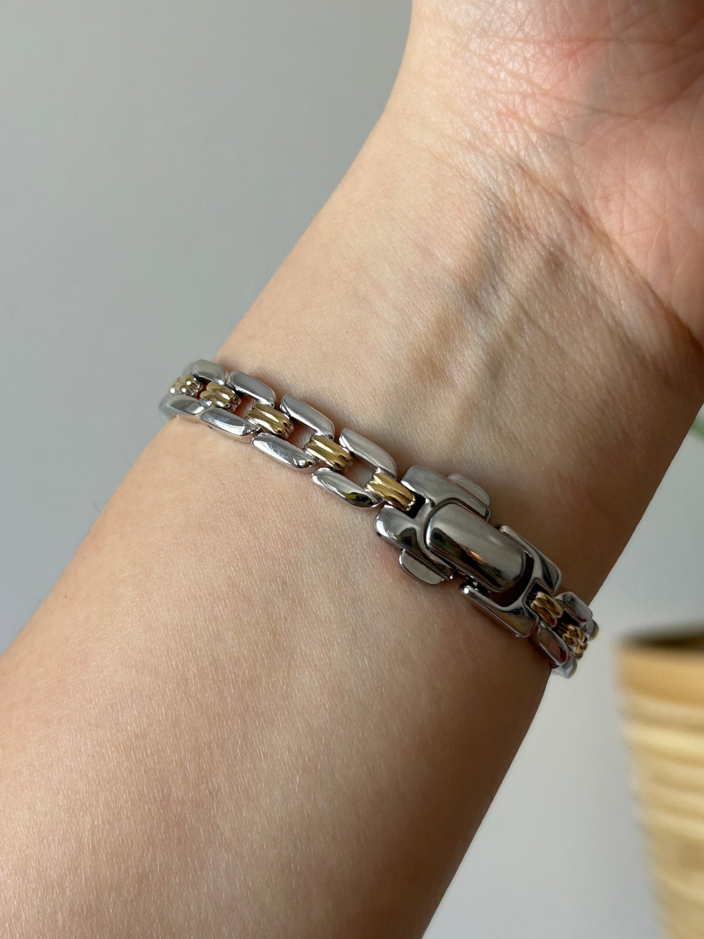 Vintage Y2K Seiko Stainless Steel Two-toned Oval Watch