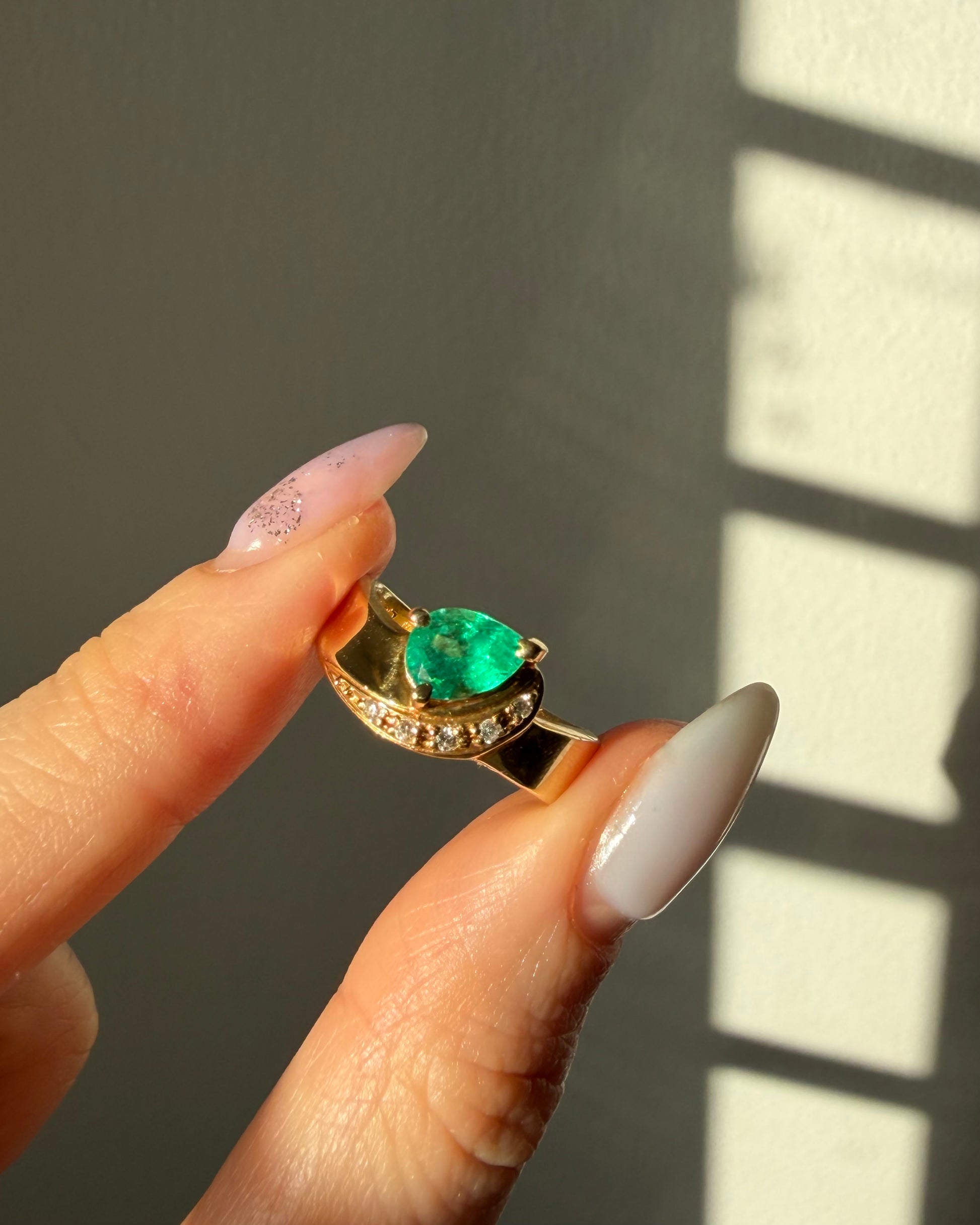 Vintage floating pear-cut Colombian emerald wavy ring