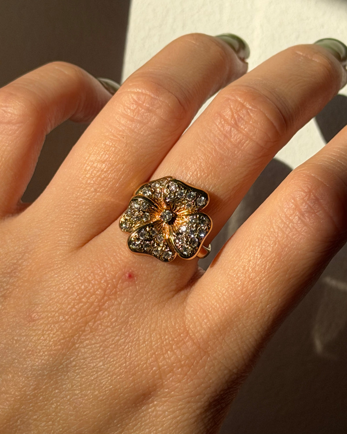 Vintage 18k Gold Diamond Pave Flower Petals Ring
