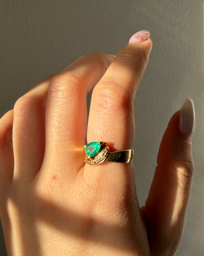 Vintage 18k Gold Floating Pear Cut Emerald Wavy Ring