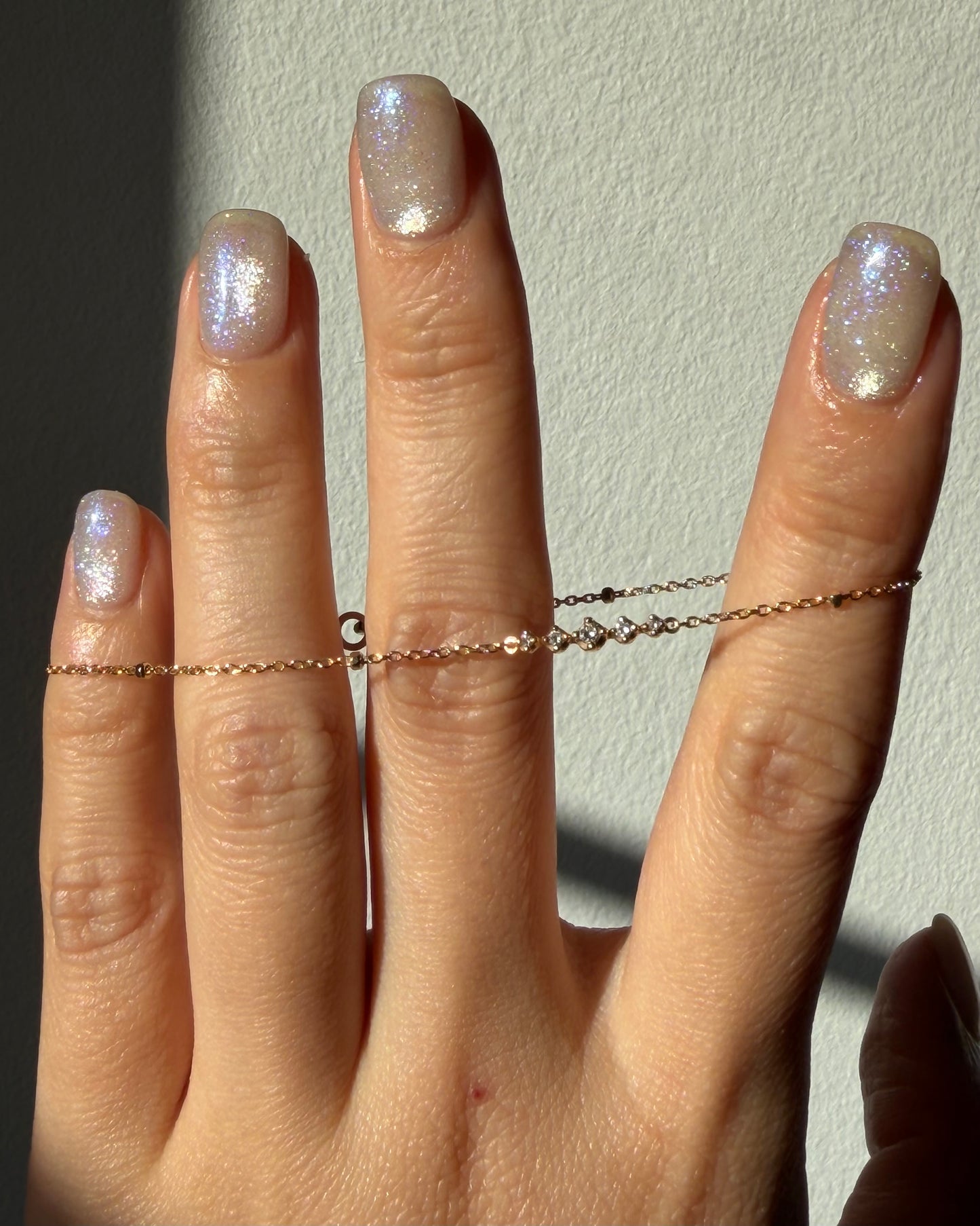 Modern 18k Gold Dainty Bracelet with Diamonds