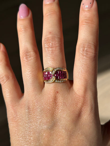 Vintage 18k Invisible Set Ruby Buckle Motif Ring: US Size 6