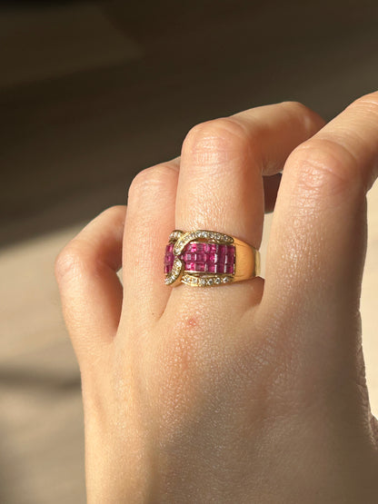 Vintage 18k Invisible Set Ruby Buckle Motif Ring: US Size 6