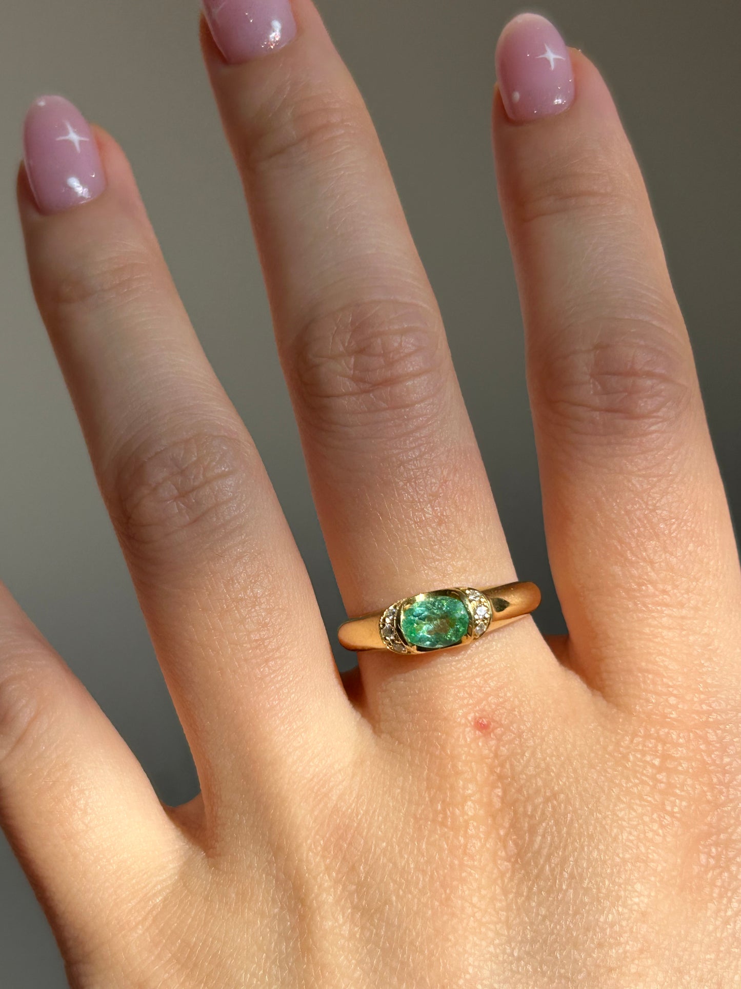 Vintage 18k Gold Sea Foam Green Tourmaline Half Bezel EW Set Ring