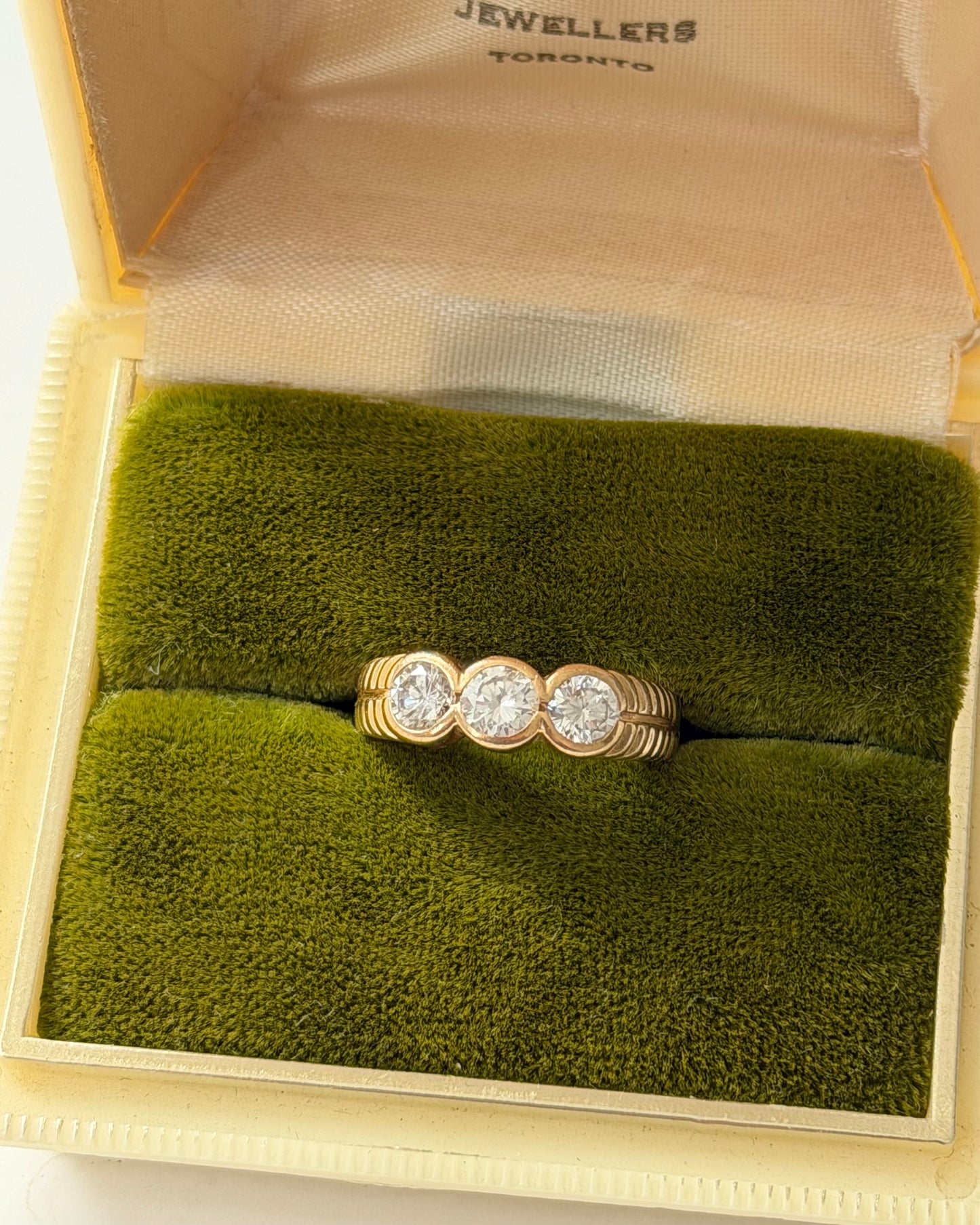 Vintage 18k Gold 1.0 CTW Bezel Set Three-Stone Diamond Ring - Ribbed Shoulder Details