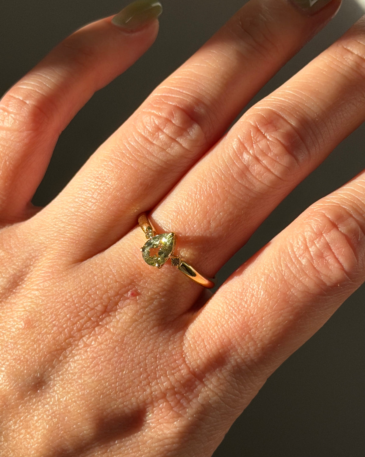 Vintage 18k Gold Pear Cut Peridot Stackable Ring