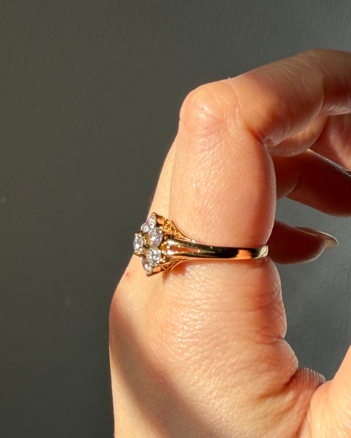 Vintage 18k Gold Diamond Flower Cluster Ring