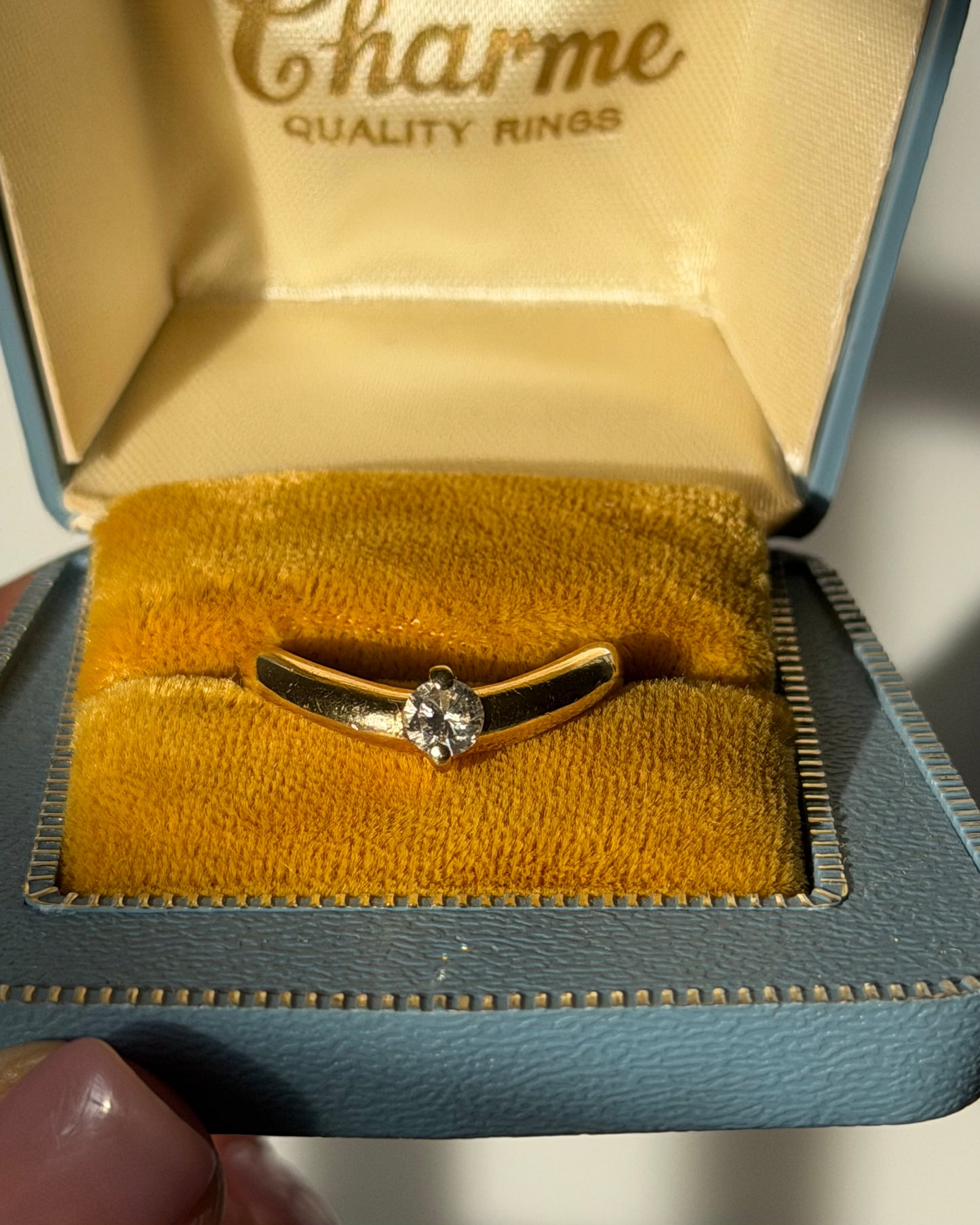 Vintage 18k Gold Light Yellow Diamond Curvy Chevron Ring