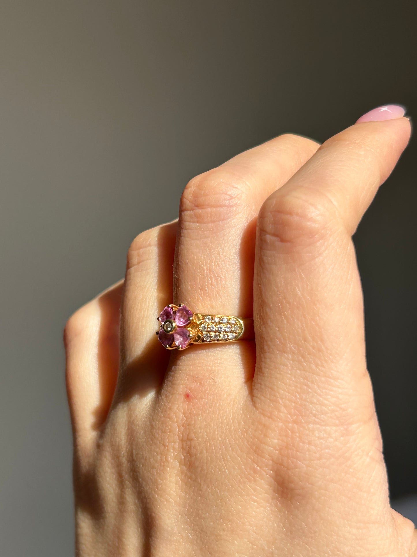 Vintage 18k Gold Pink Sapphire Heart-Leaf Clover Pave Diamond Ring