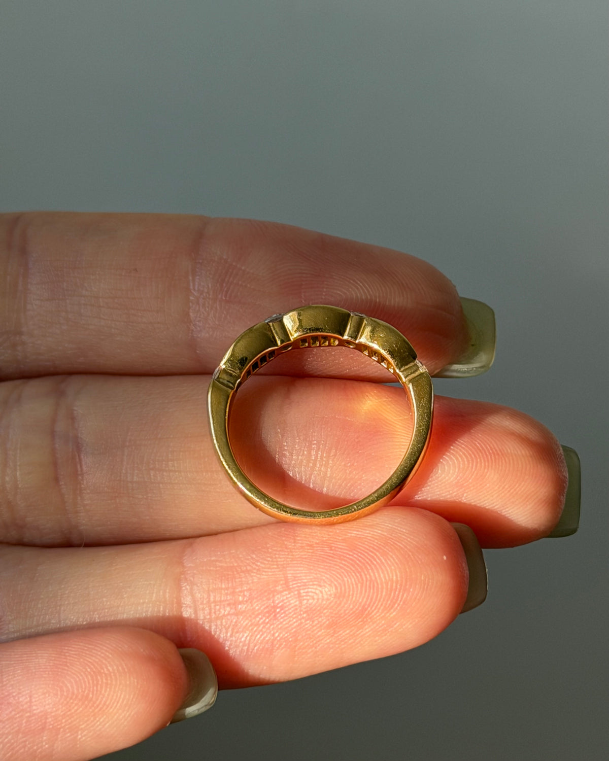 Vintage 18k Gold Round And Baguette Diamond Scalloped Edge Stackable Band