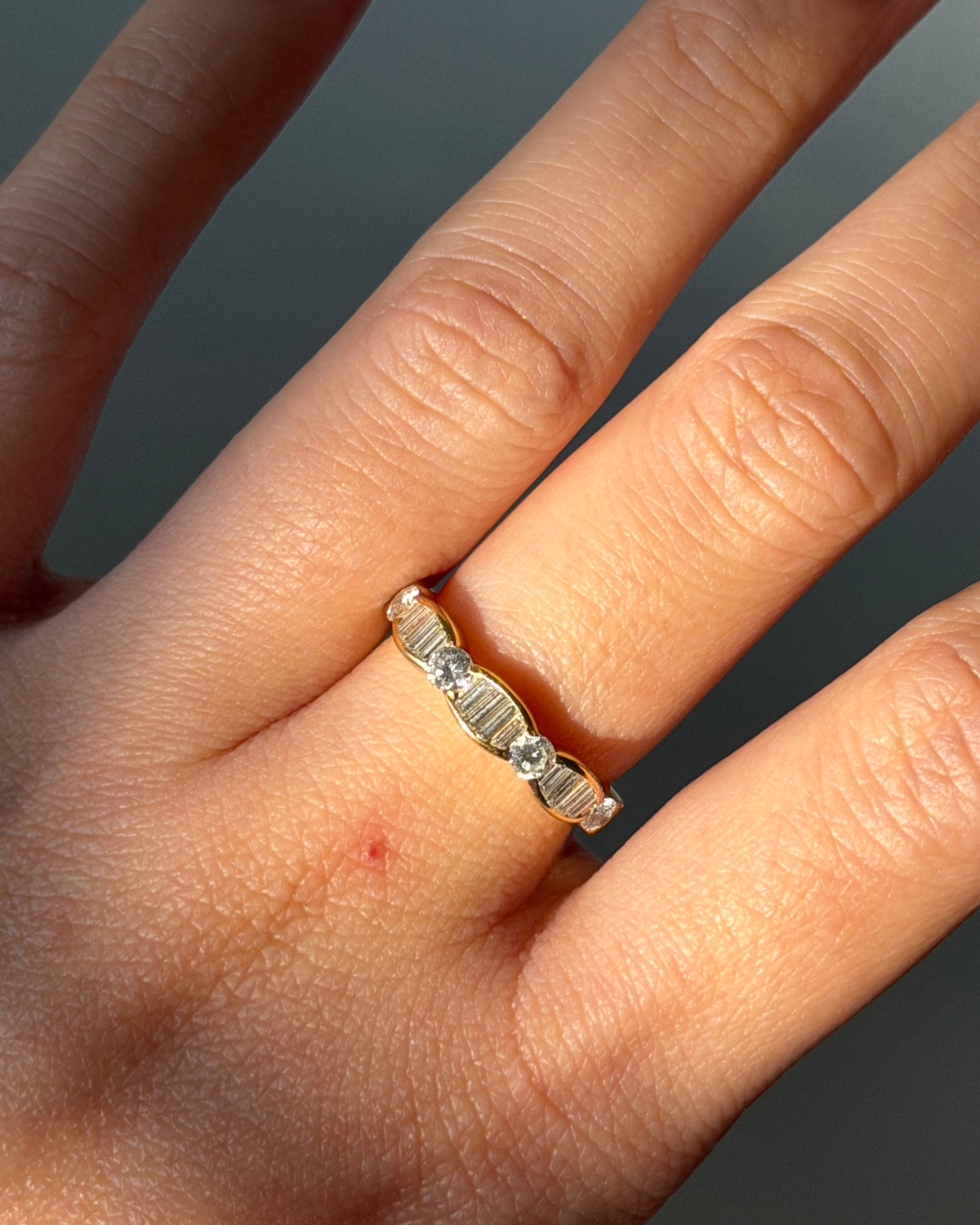 Vintage 18k Gold Round And Baguette Diamond Scalloped Edge Stackable Band