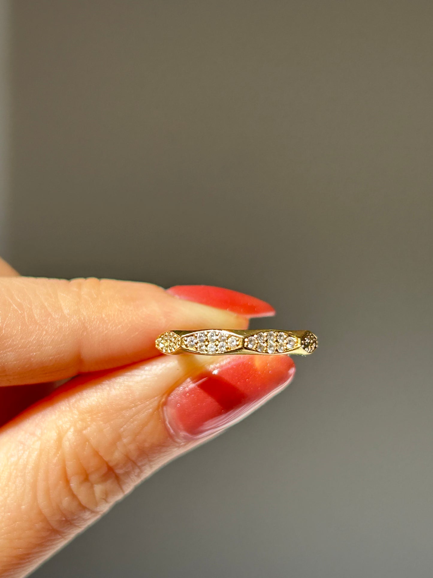 Vintage 18k Gold Diamond Scalloped Pattern Stacking Ring