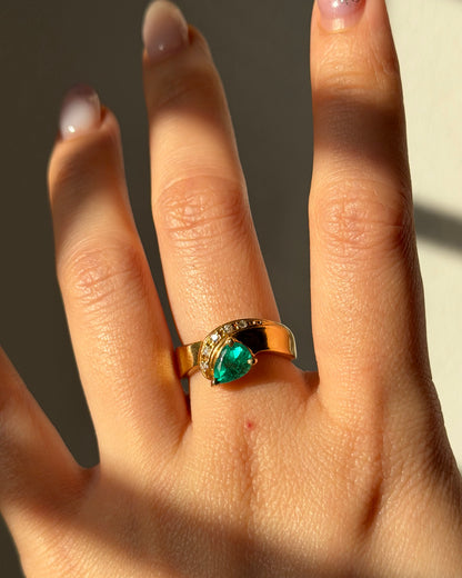 Vintage 18k Gold Floating Pear Cut Emerald Wavy Ring