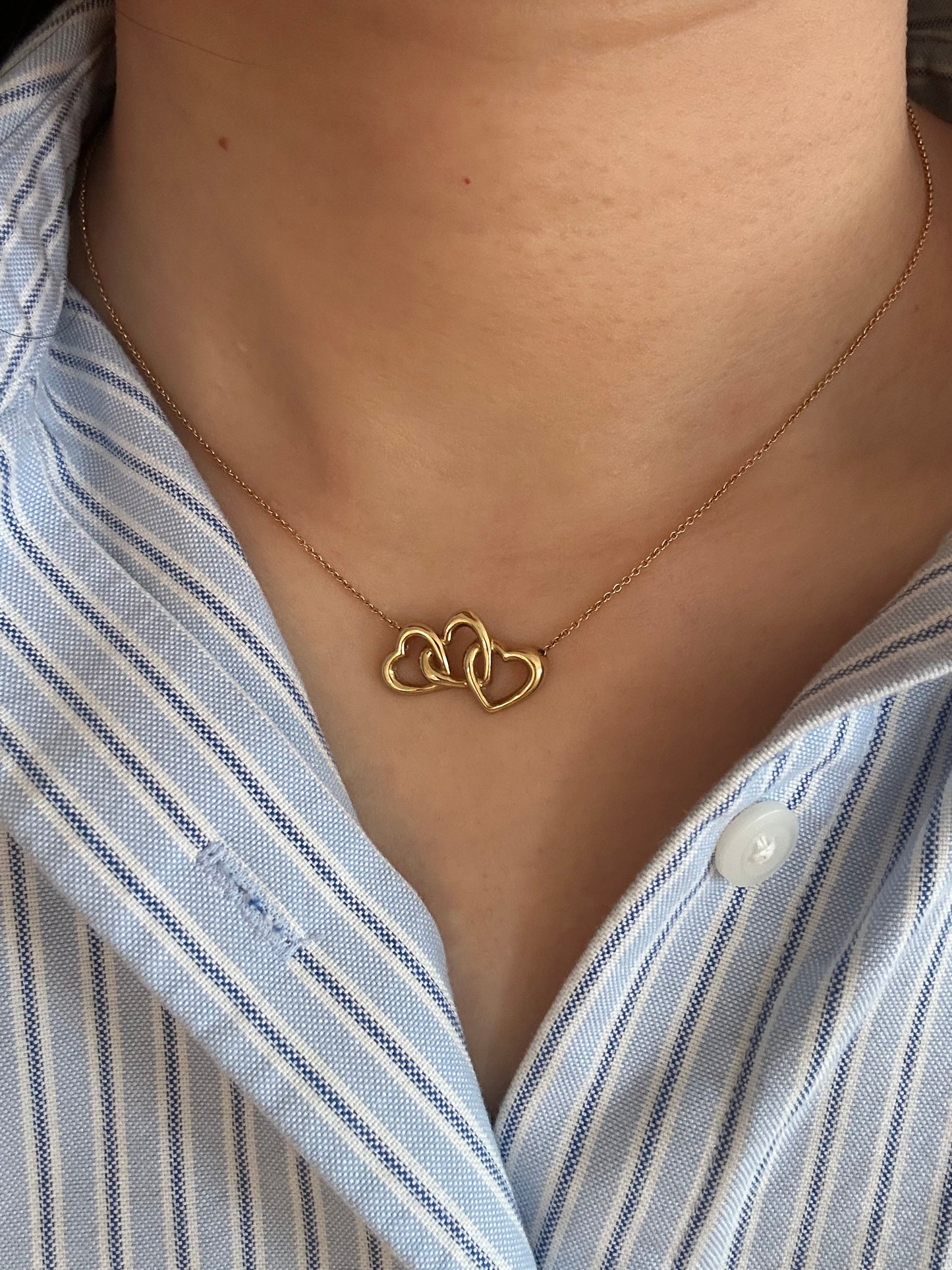 Vintage 18k Gold Tiffany & Co Three Interlocking Hearts Necklace