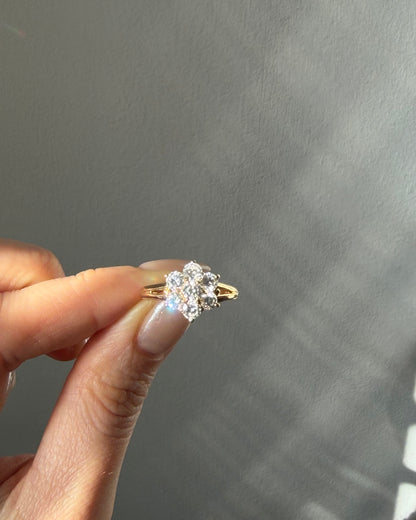 Vintage 18k Gold Diamond Flower Cluster Ring
