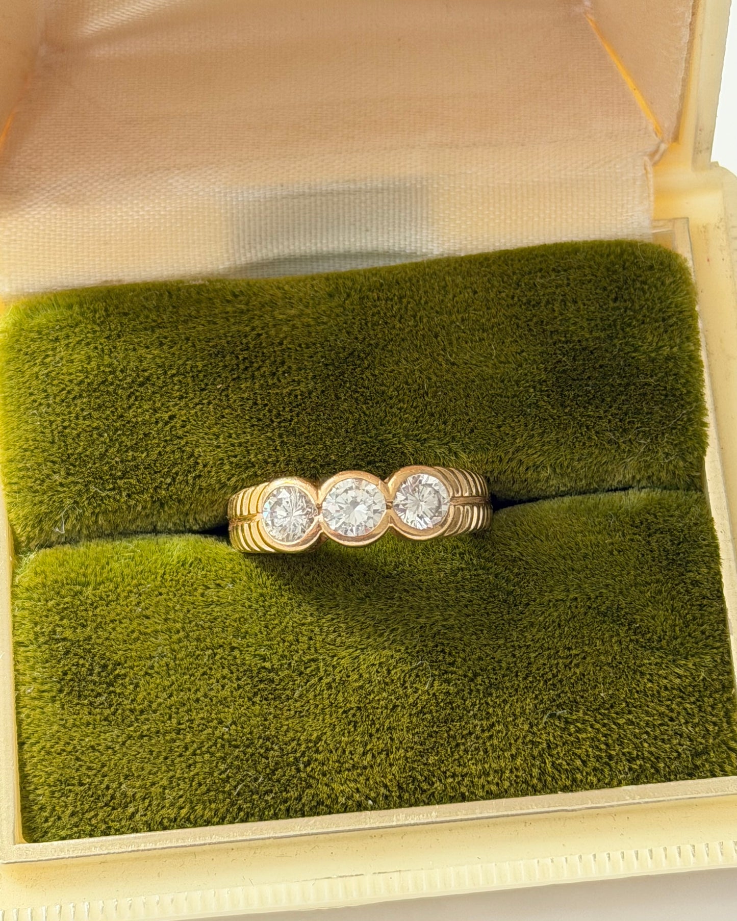 Vintage 18k Gold 1.0 CTW Bezel Set Three-Stone Diamond Ring - Ribbed Shoulder Details