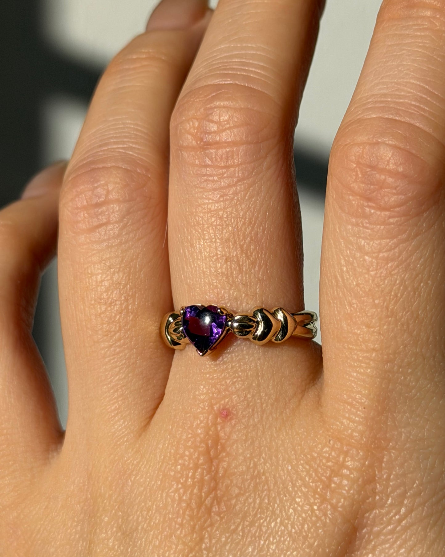 Vintage 14k Gold Cabochon Amethyst Heart Ring - Heart Shoulder Details