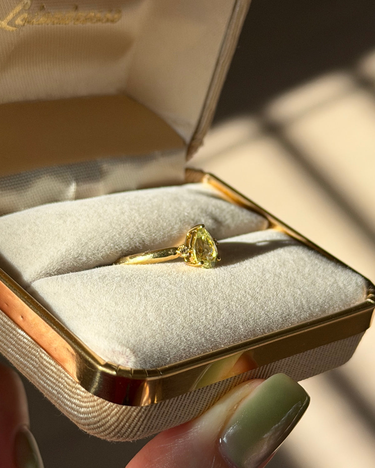 Vintage 18k Gold Pear Cut Peridot Stackable Ring