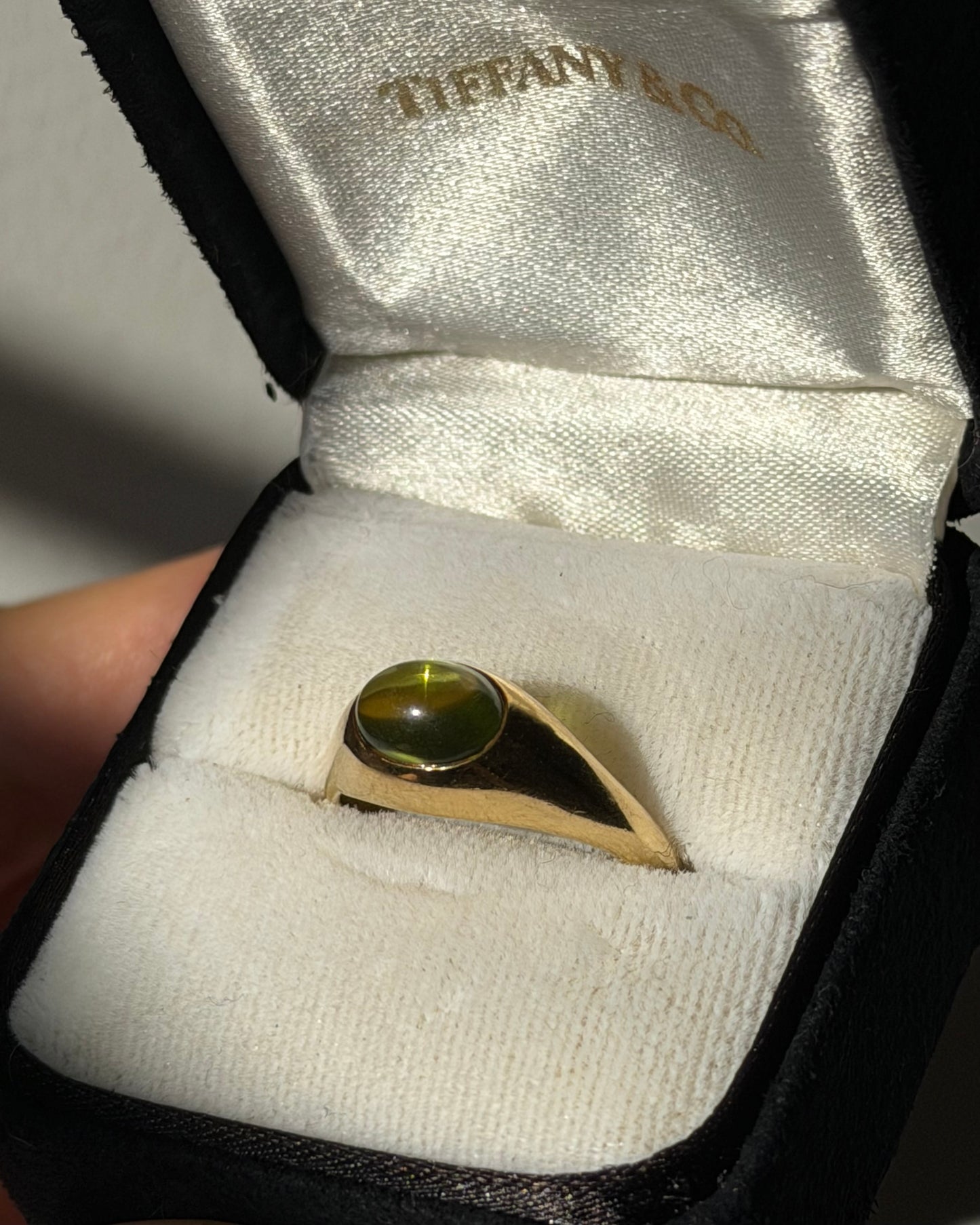 Vintage Circa 1980s 18k Gold Tiffany & Co Cabochon Peridot Ring