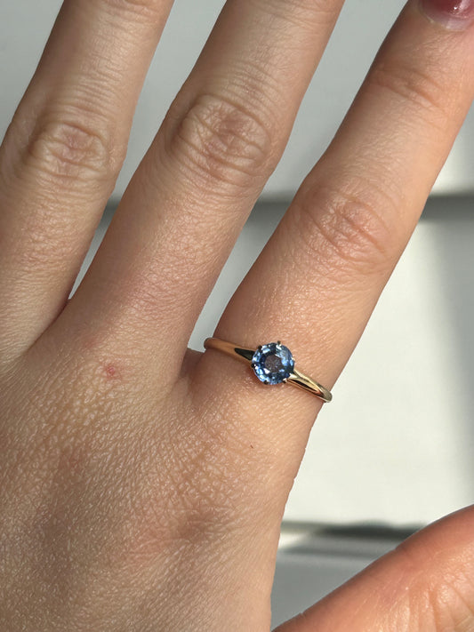 Vintage 18k Gold Cornflower Blue Sapphire Solitaire Ring