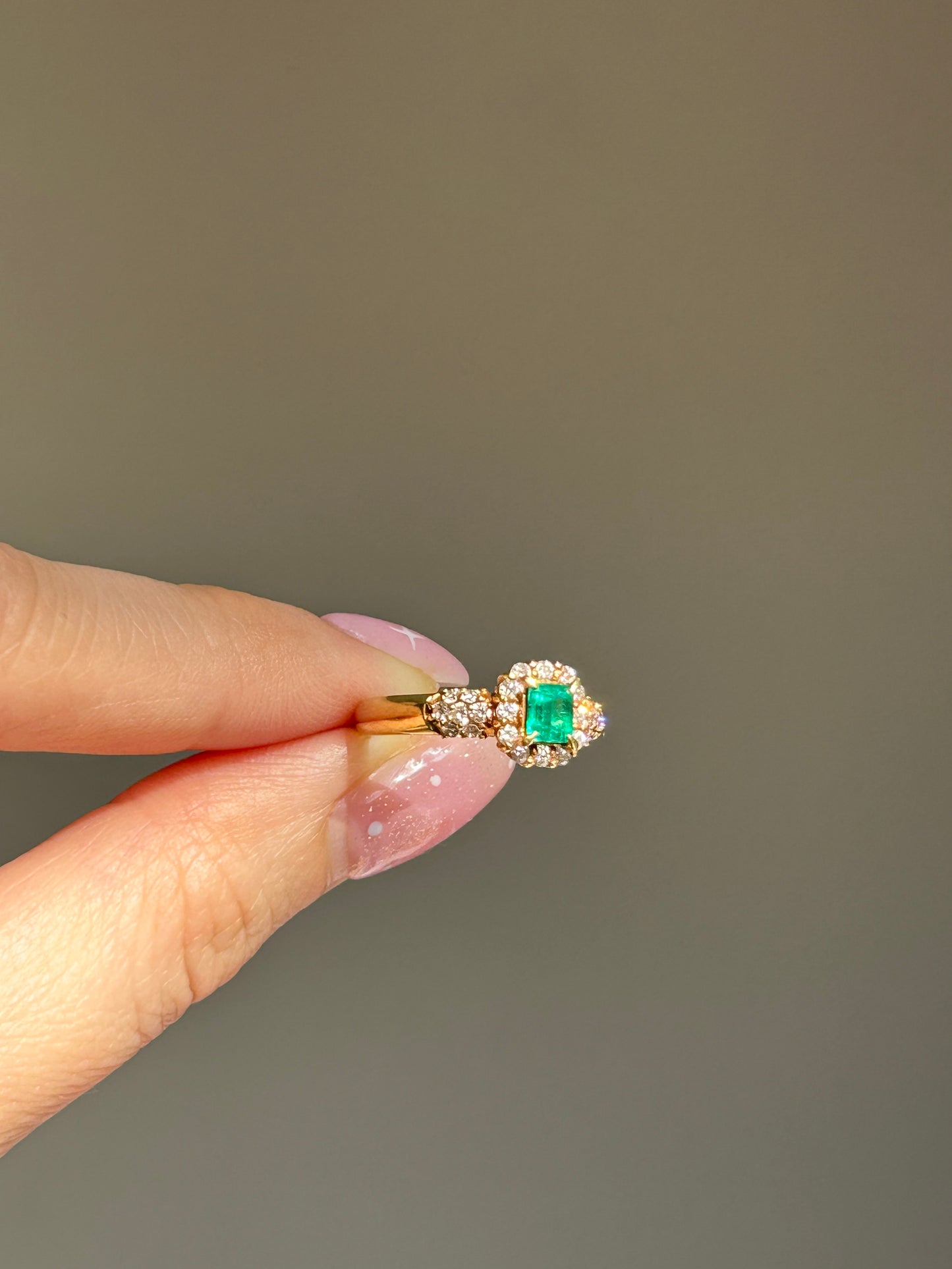 Vintage 18k Gold Emerald Diamond Halo Engagement Anniversary May Birthday Ring