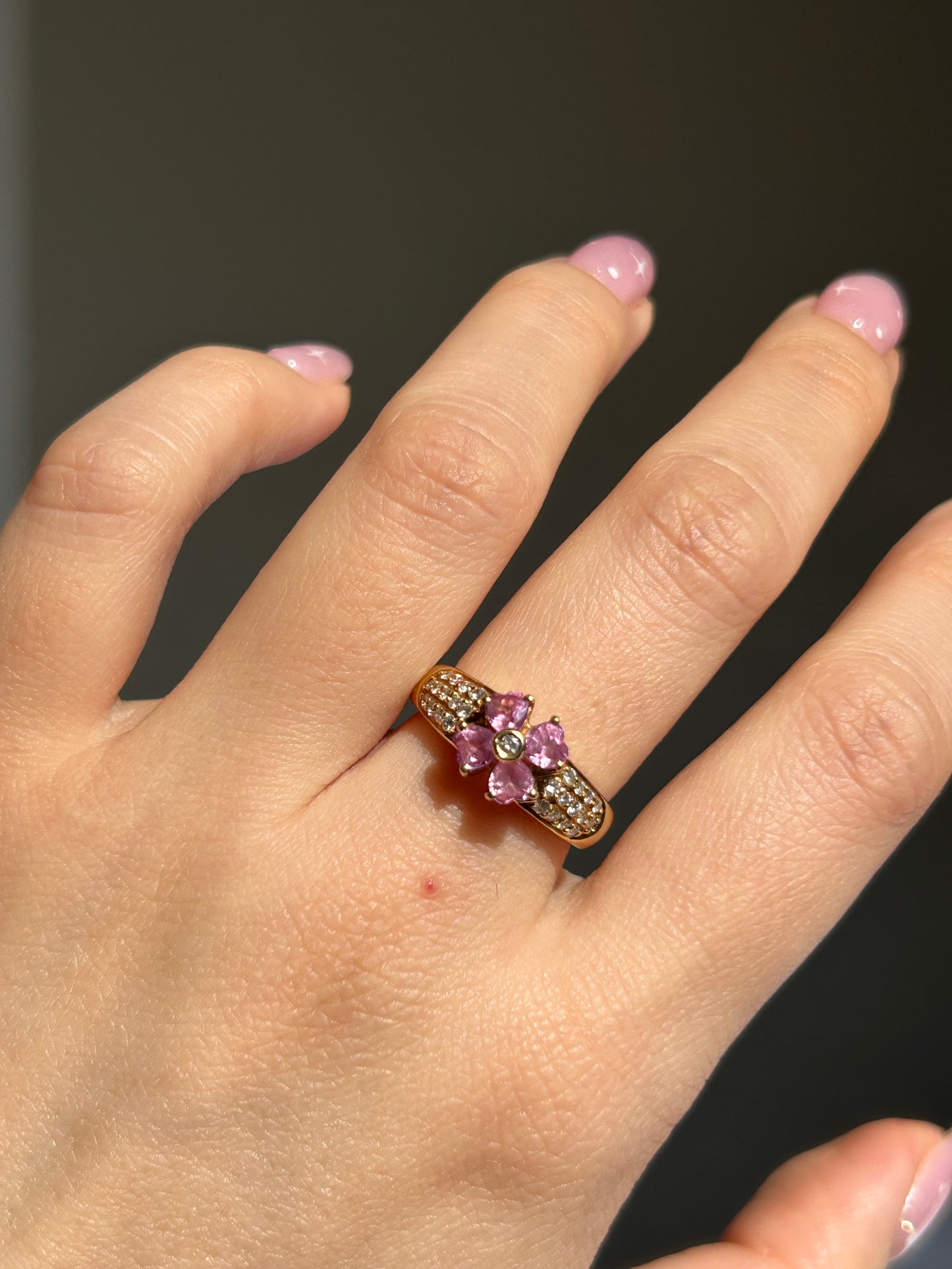 Vintage 18k Gold Pink Sapphire Heart-Leaf Clover Pave Diamond Ring