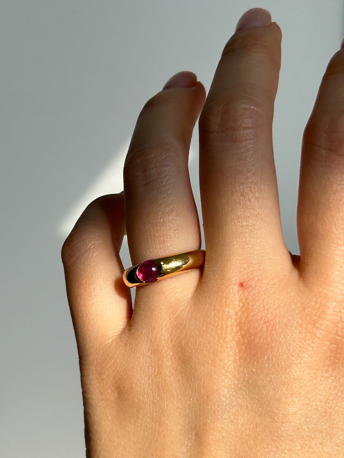 Vintage 18k Gold Ruby Cabochon Donut Ring