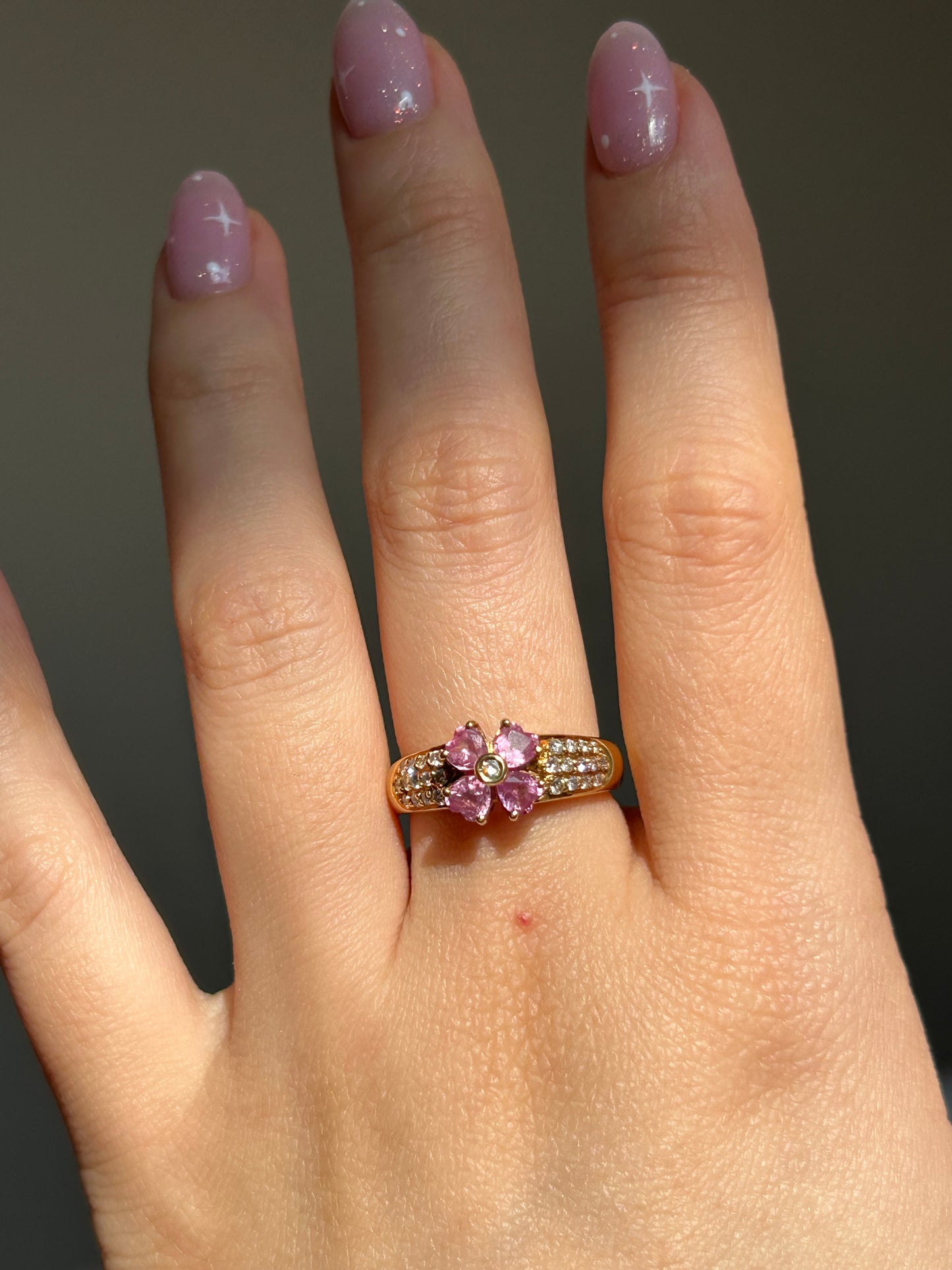 Vintage 18k Gold Pink Sapphire Heart-Leaf Clover Pave Diamond Ring