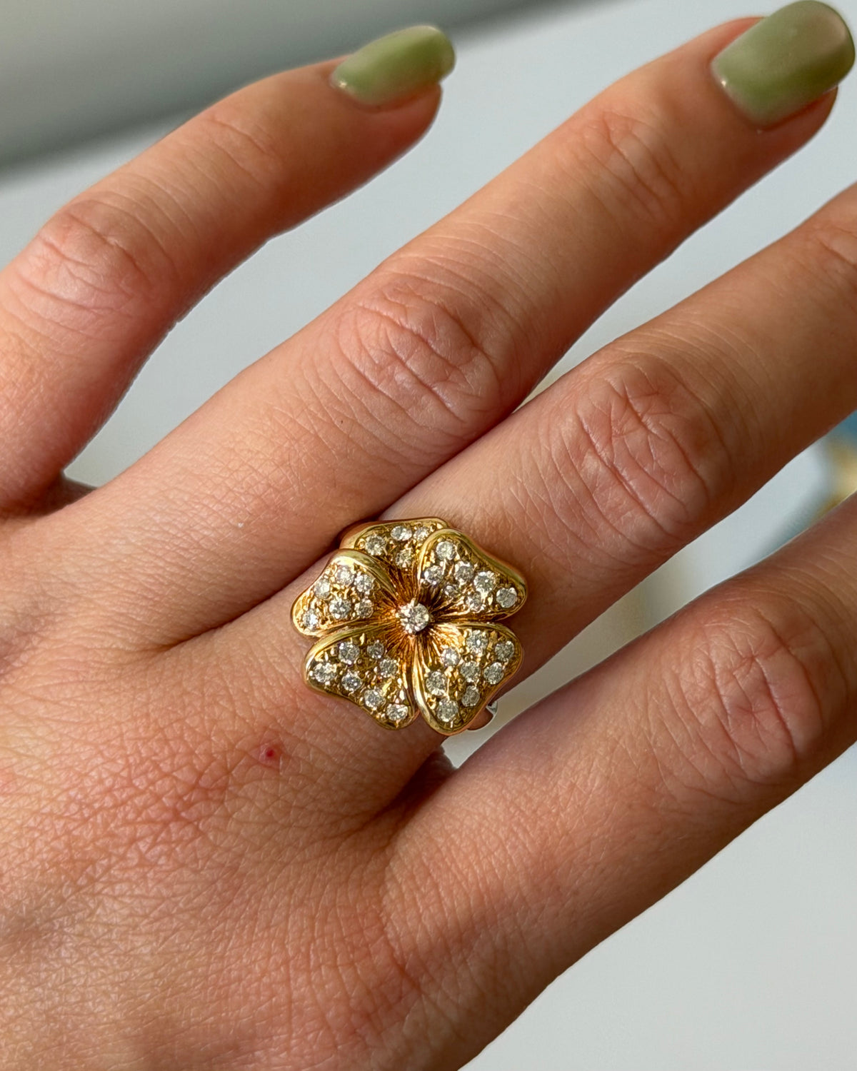 Vintage 18k Gold Diamond Pave Flower Petals Ring