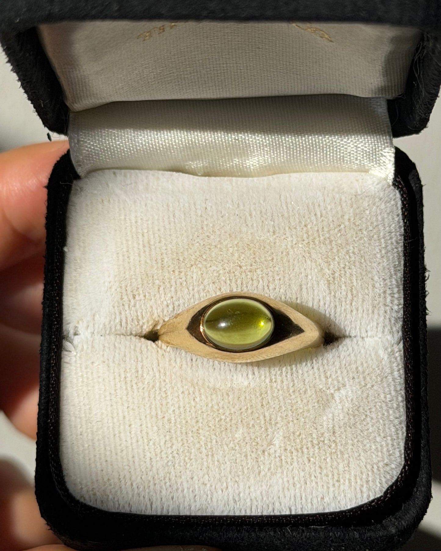 Vintage Circa 1980s 18k Gold Tiffany & Co Cabochon Peridot Ring