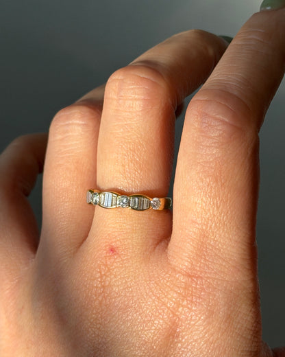 Vintage 18k Gold Round And Baguette Diamond Scalloped Edge Stackable Band
