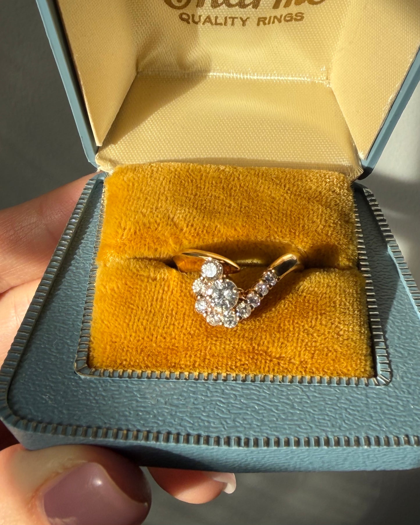 Vintage 18k Gold 0.73 CTW Diamond Swirly Ring