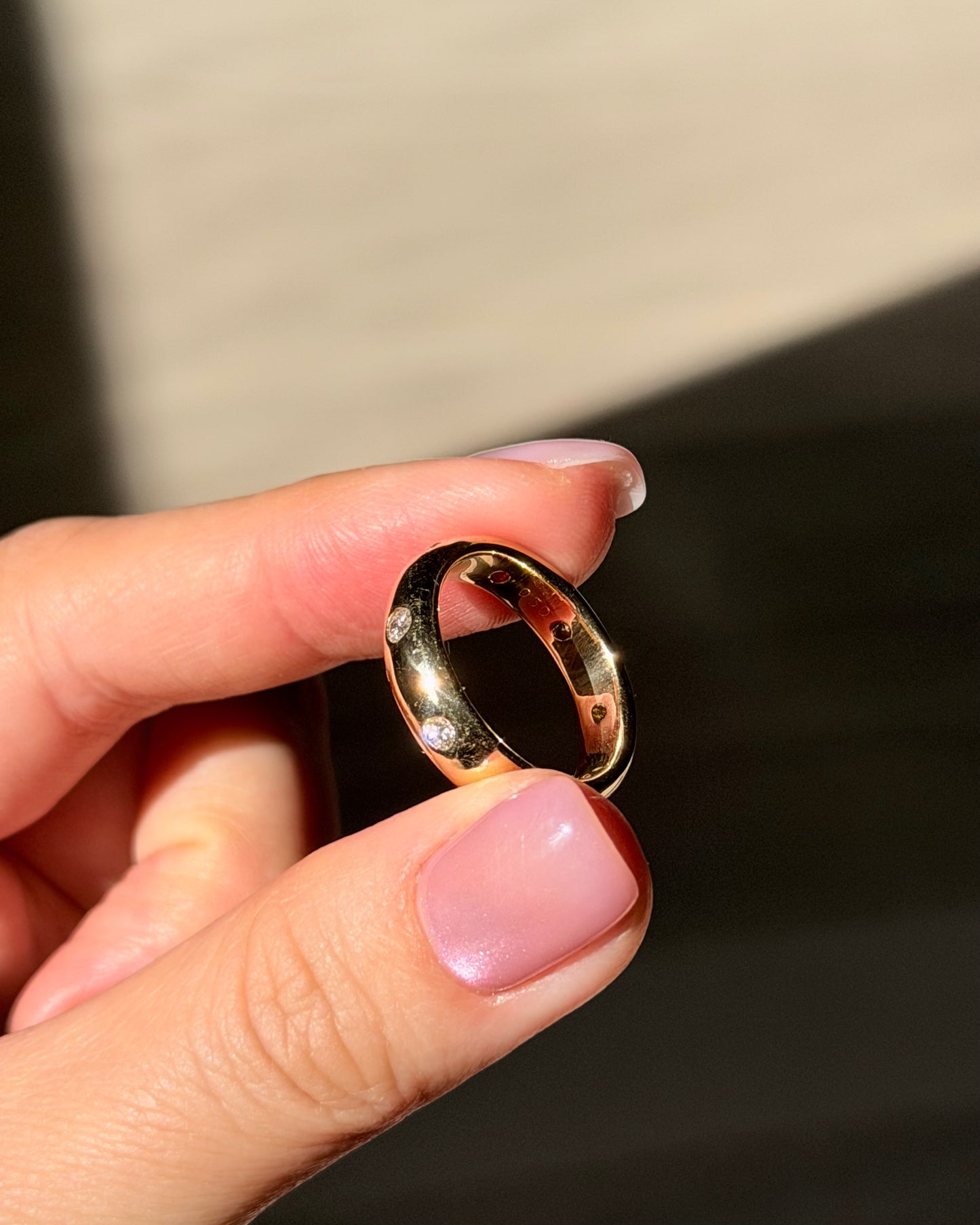 Modern Estate 18k Gold Straight Line Scattered Flush Set Diamond Donut Ring