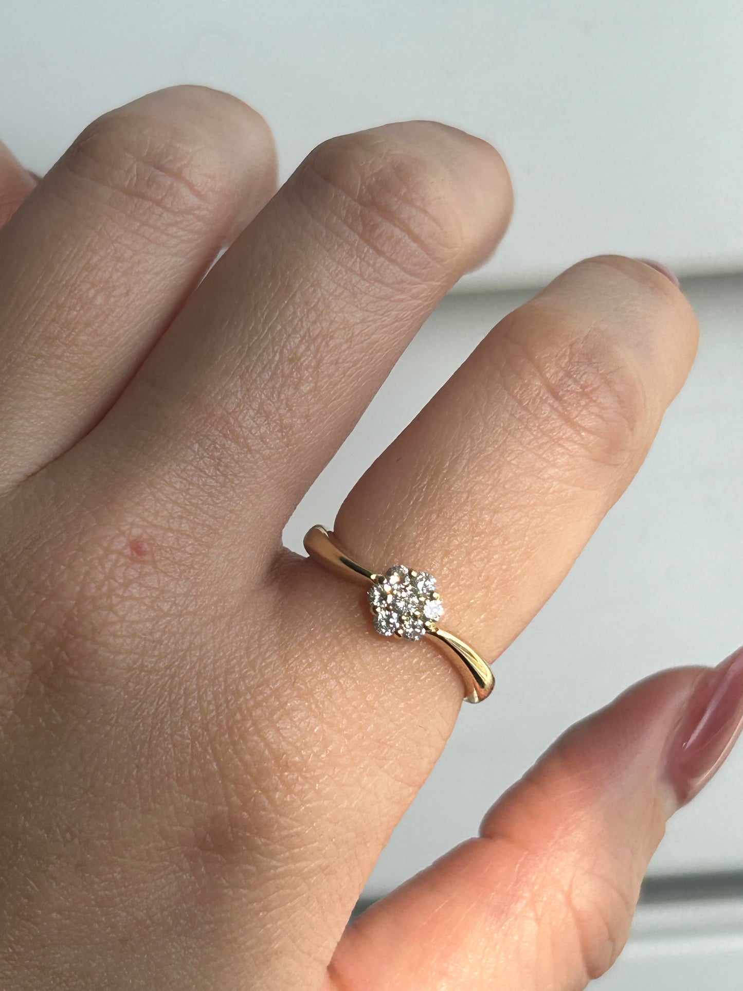 Vintage 18k Gold Diamond Daisy Ring