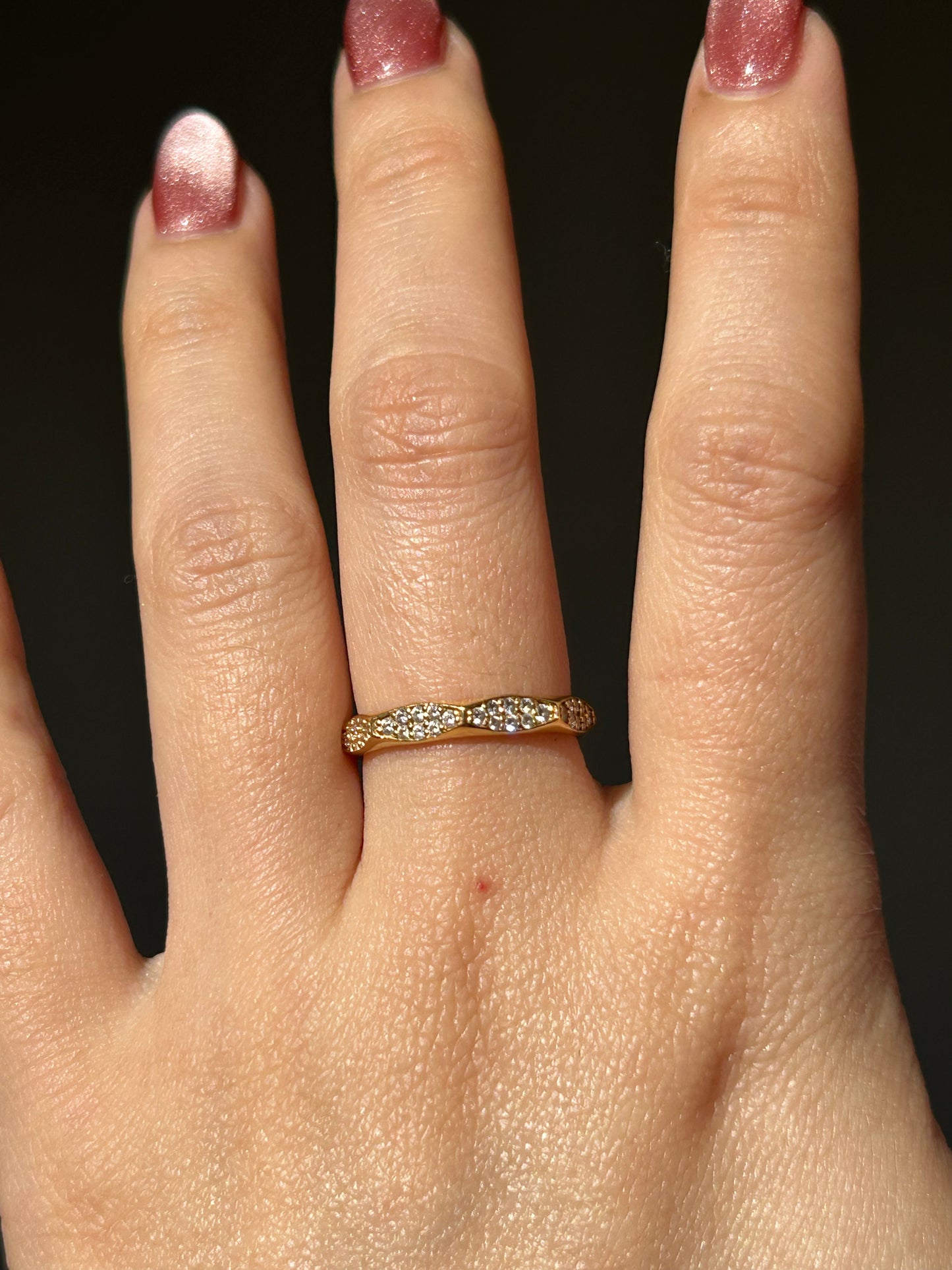 Vintage 18k Gold Diamond Scalloped Pattern Stacking Ring