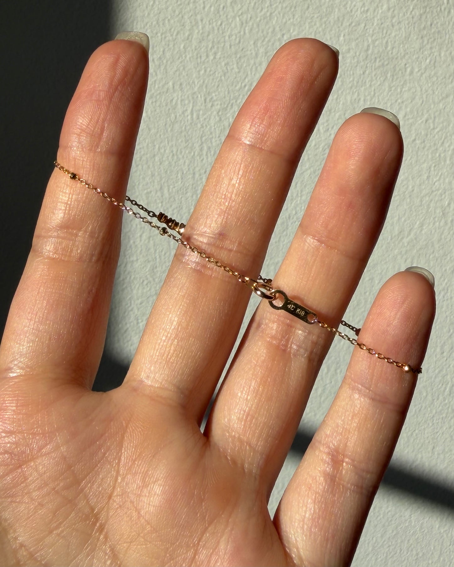 Modern 18k Gold Dainty Bracelet with Diamonds