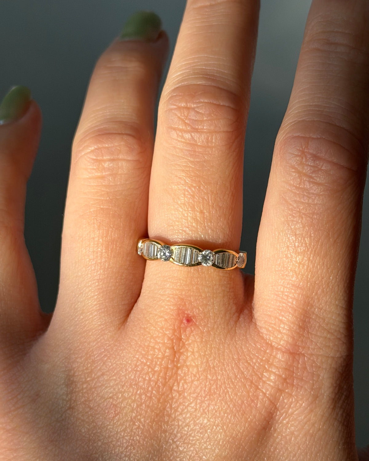 Vintage 18k Gold Round And Baguette Diamond Scalloped Edge Stackable Band