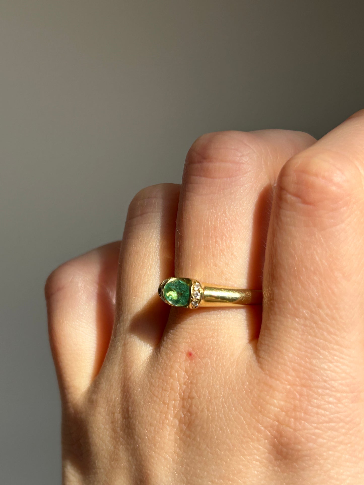 Vintage 18k Gold Sea Foam Green Tourmaline Half Bezel EW Set Ring