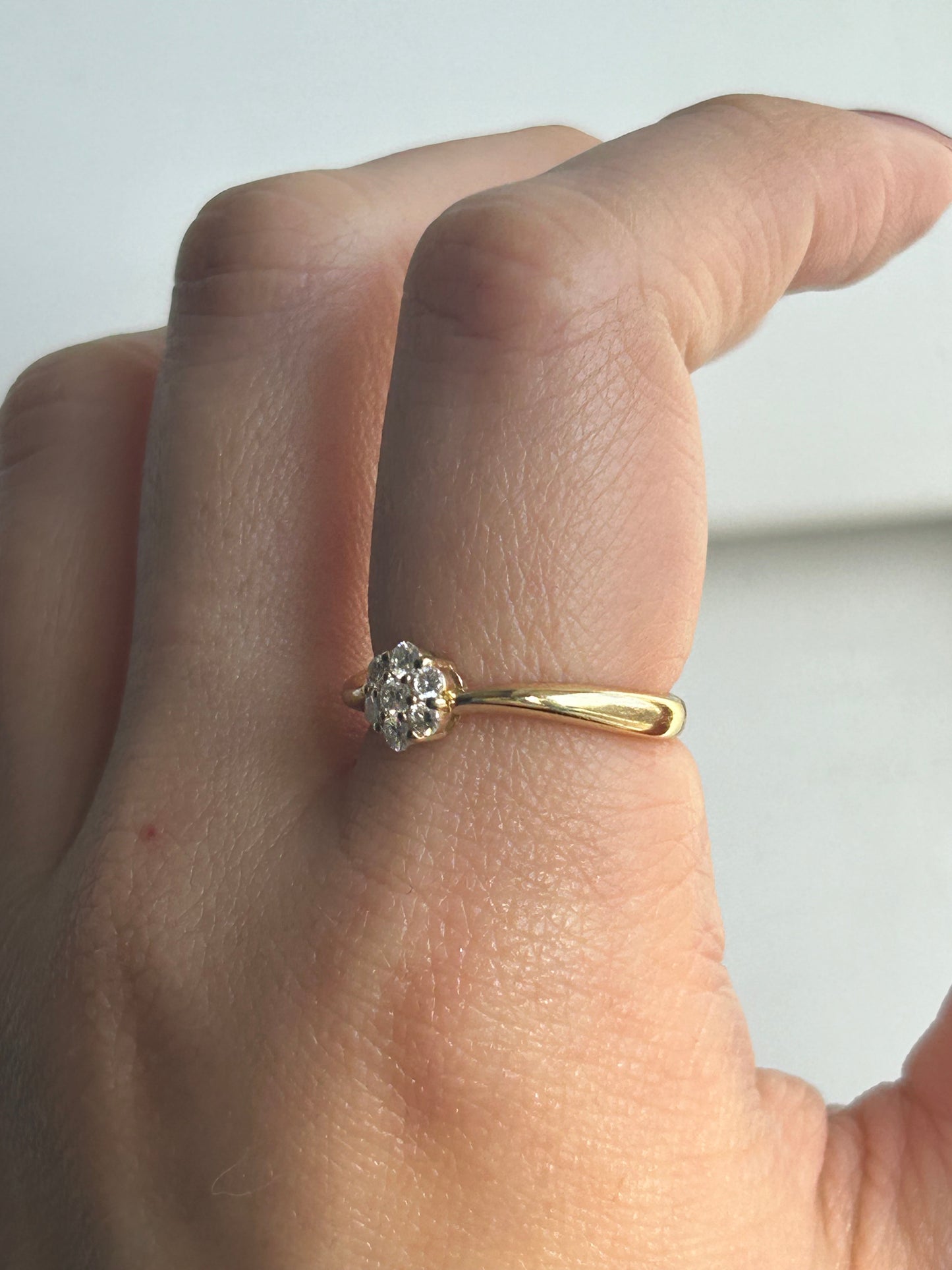 Vintage 18k Gold Diamond Daisy Ring