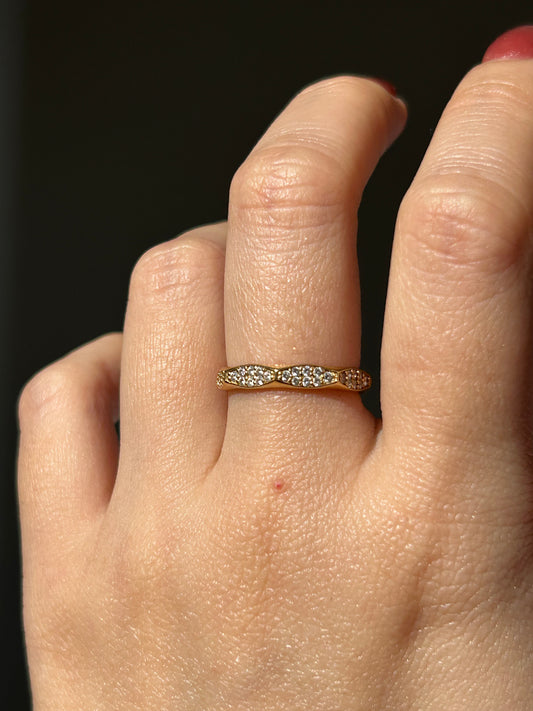 Vintage 18k Gold Diamond Scalloped Pattern Stacking Ring